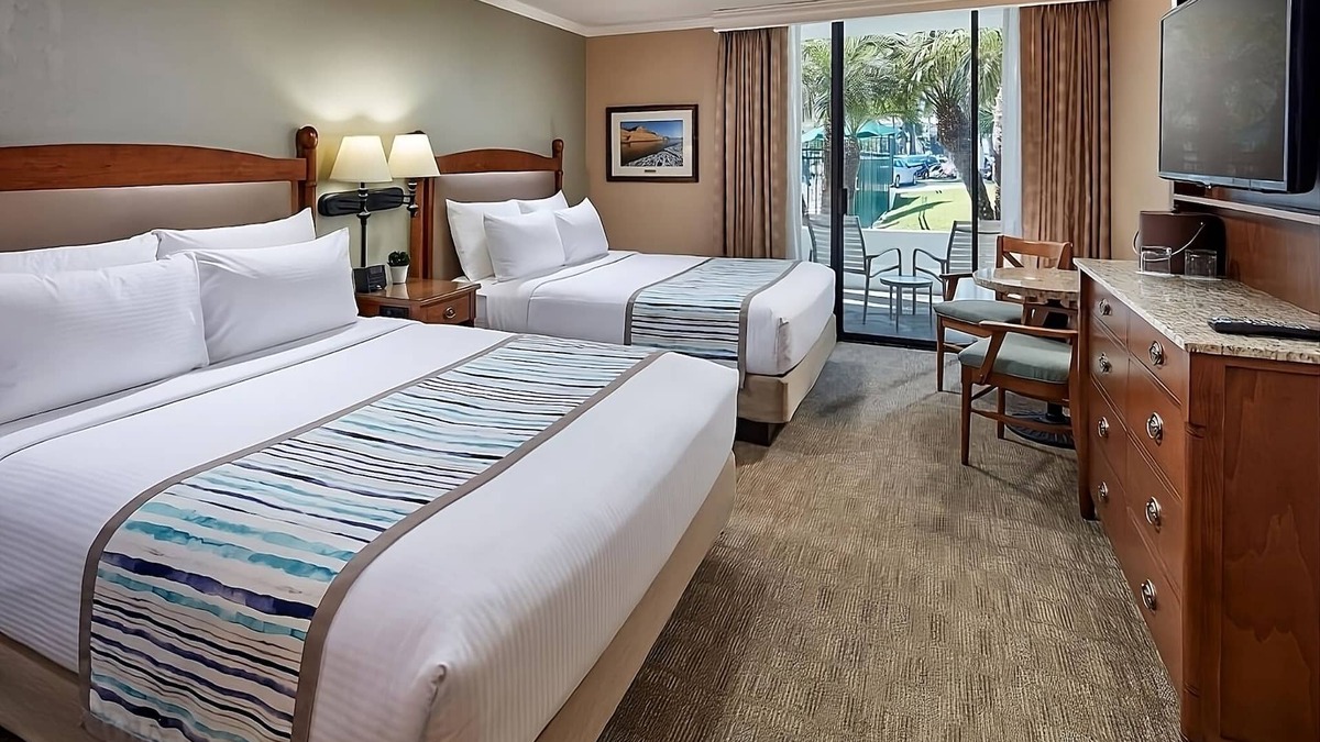 Coronado Hotel | Island Escape! 4 Units Near Seaport Village! With Outdoor Pool and Parking!