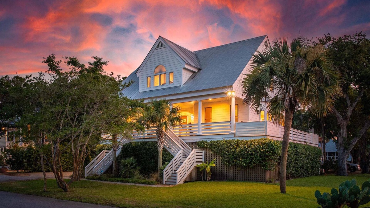 Isle of Palms House | Island Escape: Luxe Home w/Porch, Golf Course Views & Walk to Beach