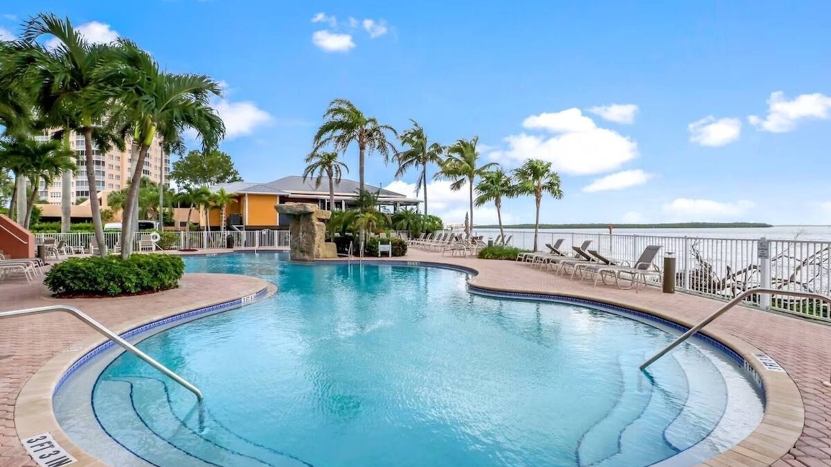 Fort Myers Beach Hotel | Island Escape: 2 Spacious Units w/Full Kitchen & Pool Access
