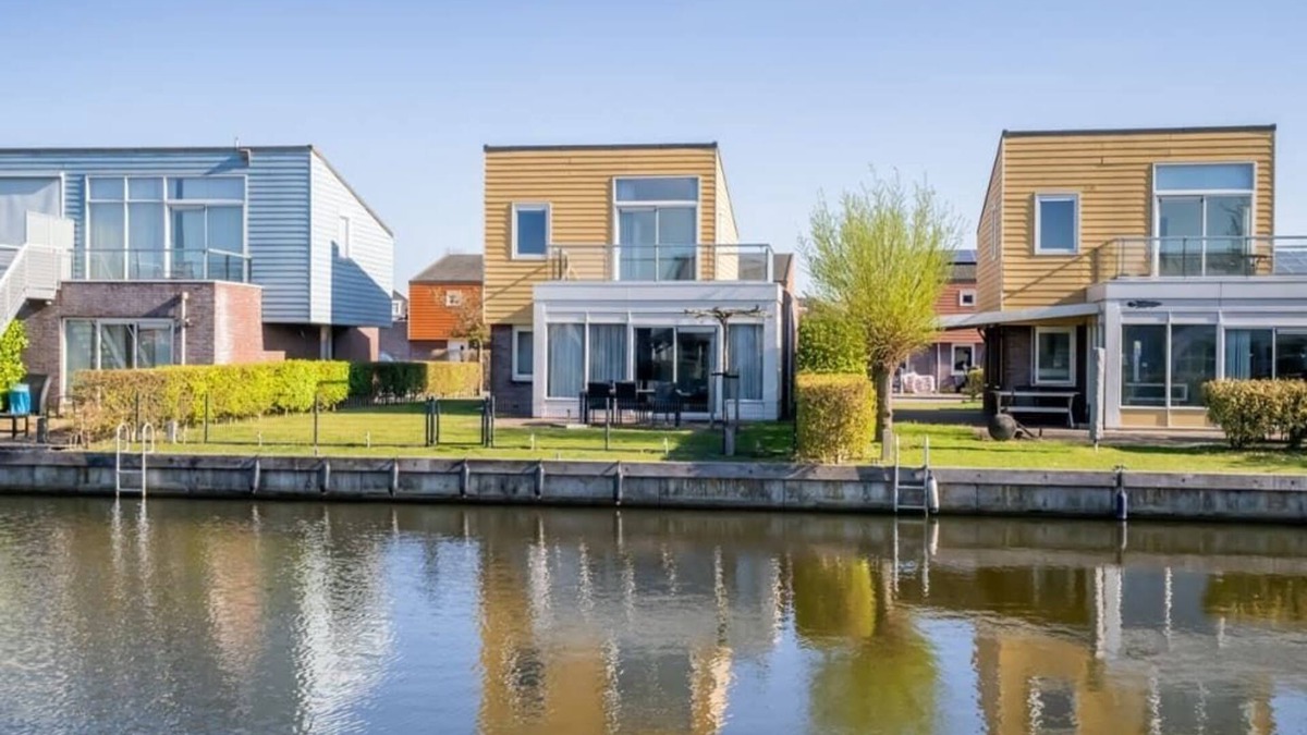 Oude-Tonge House | Island house with grass (play) field, green hedges and an open view.
