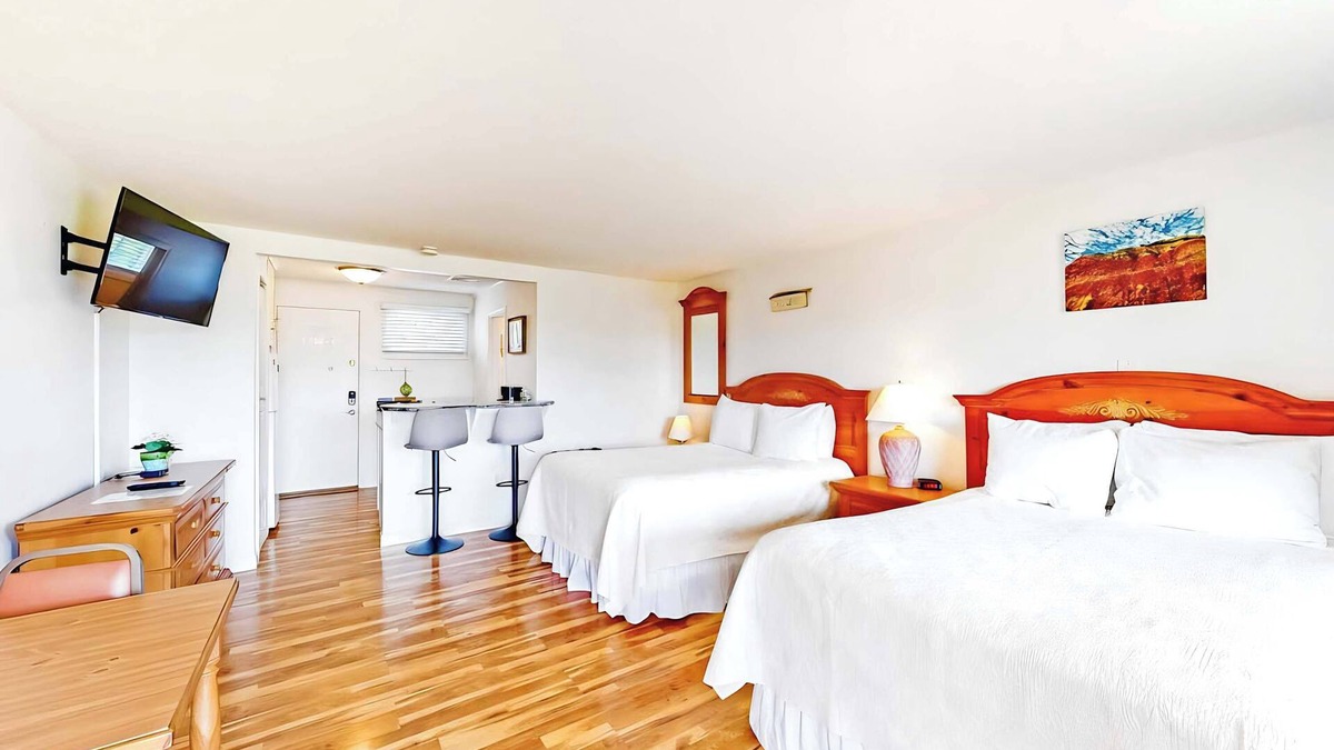 Oak Bluffs Apartment | Island Inn - Studio Suite - 4B - Dog-friendly - Oak Bluffs, MA