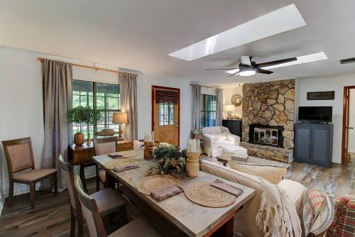 Shreveport House | Island, Lakefront Emerald Point-fenced-boats