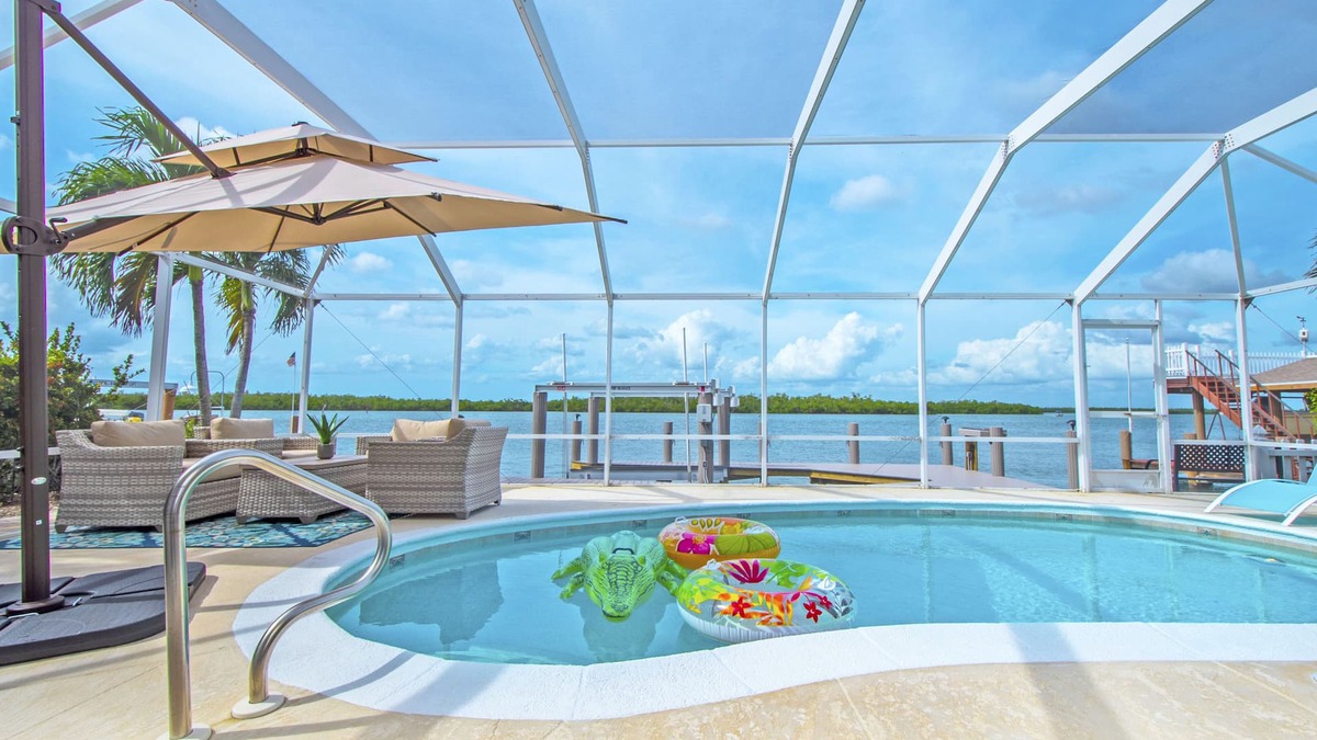 Isles of Capri House | Island Life! Waterfront Isles of Capri, Naples Home - Heated Pool- Private Dock