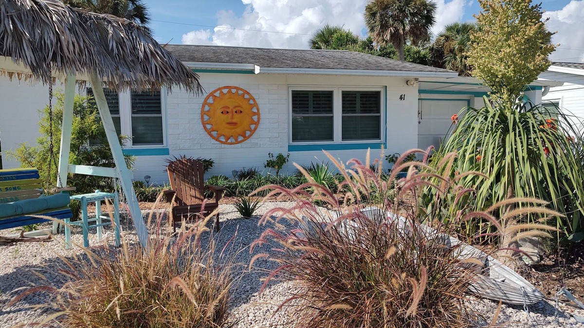 Seaside Homes House | Island Sanctuary, tiki deck, walk to the beach or river