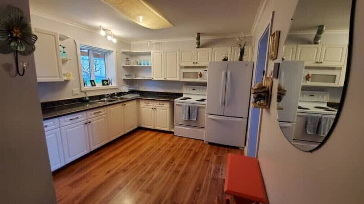 Crofton Apartment | Island Vibes Flower Suite