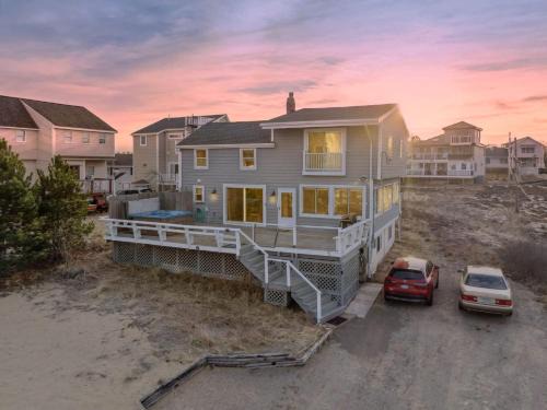 Newbury House | It's All Good Hot Tub Steps to Beach Yard