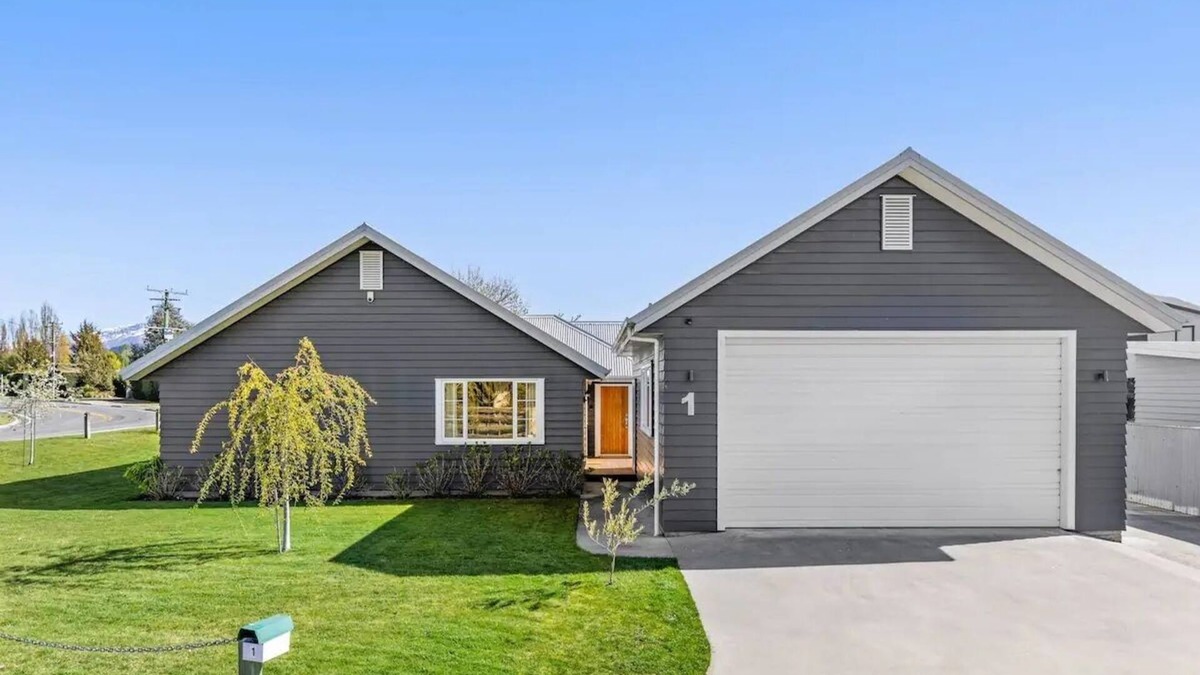 Albert Town House | It's Easy! Space and comfort