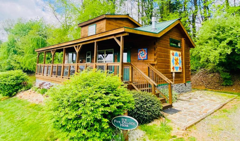 Fancy Gap House | It's Five O'Clock Here - Cozy Waterfront Cabin with a HOT TUB on the Blue Ridge Parkway! Pet Friendly