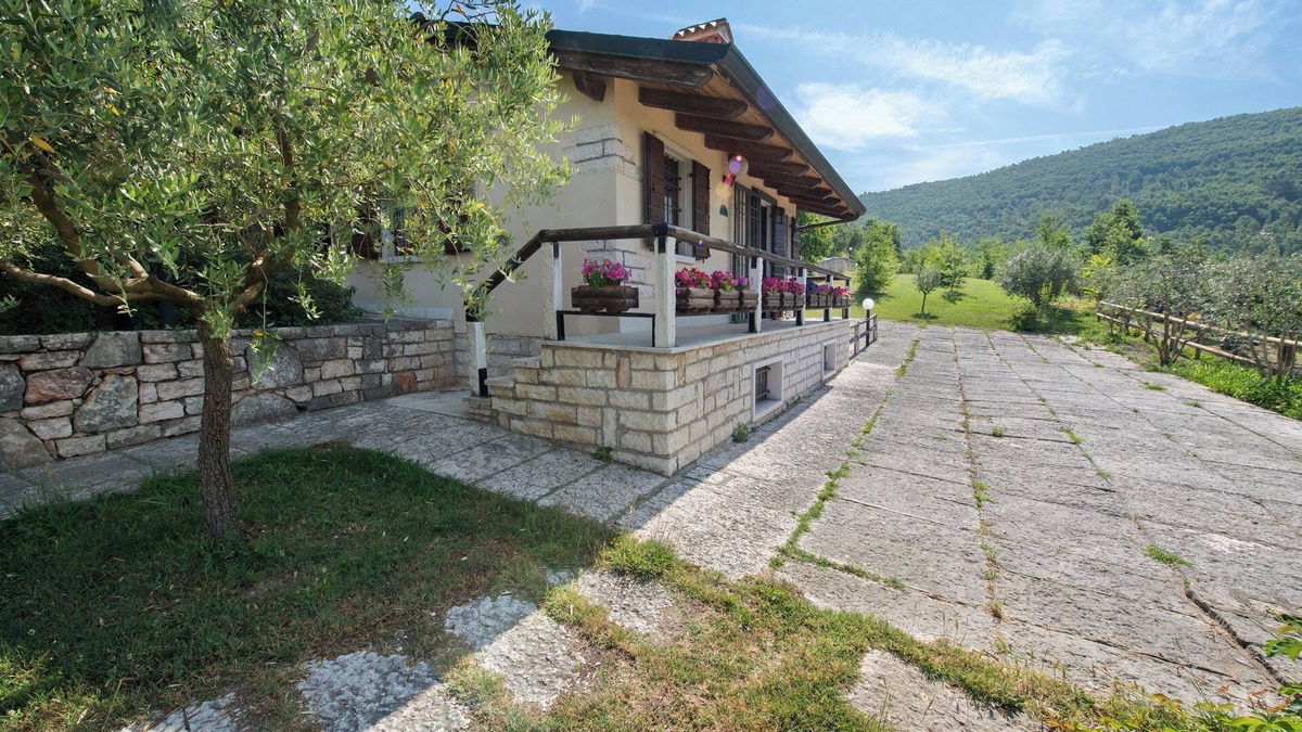 Sant'Ambrogio di Valpolicella House | Holiday Home 'Delle Delizie' with Lake View, Private Garden and Air Conditioning
