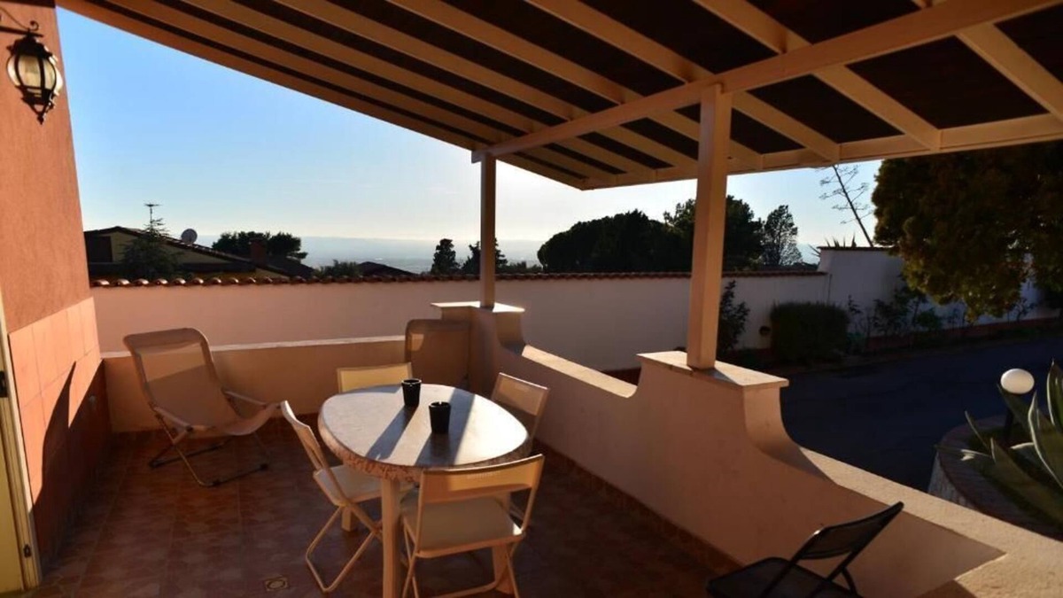 Villaggio del Pino-Le Ginestre House | Villa Cinzia - Appartamento con Vista Giardino