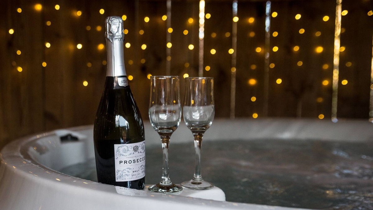 Little Malvern Cottage | Ivydene - Luxury Cottage with Covered Hot Tub and Log Burner.