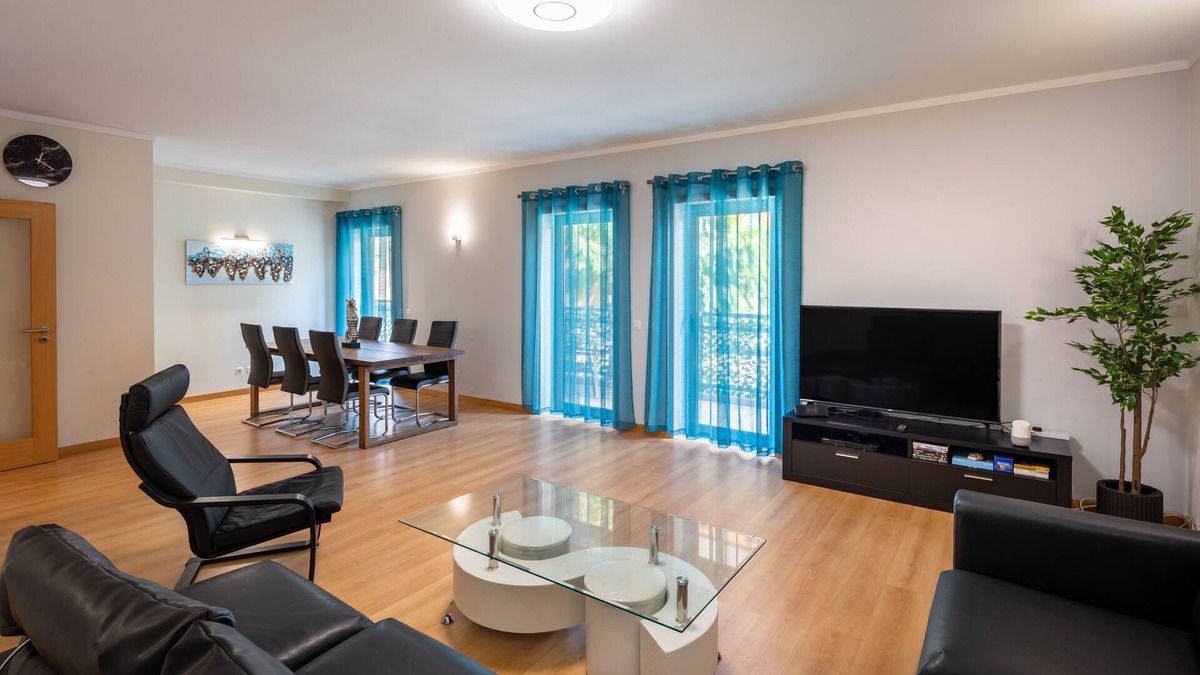 Olhao Apartment | Jacaranda Apt.3 bed 3 bath.ROOFTOP POOL. A/C, heating. Lic.# 89195/AL