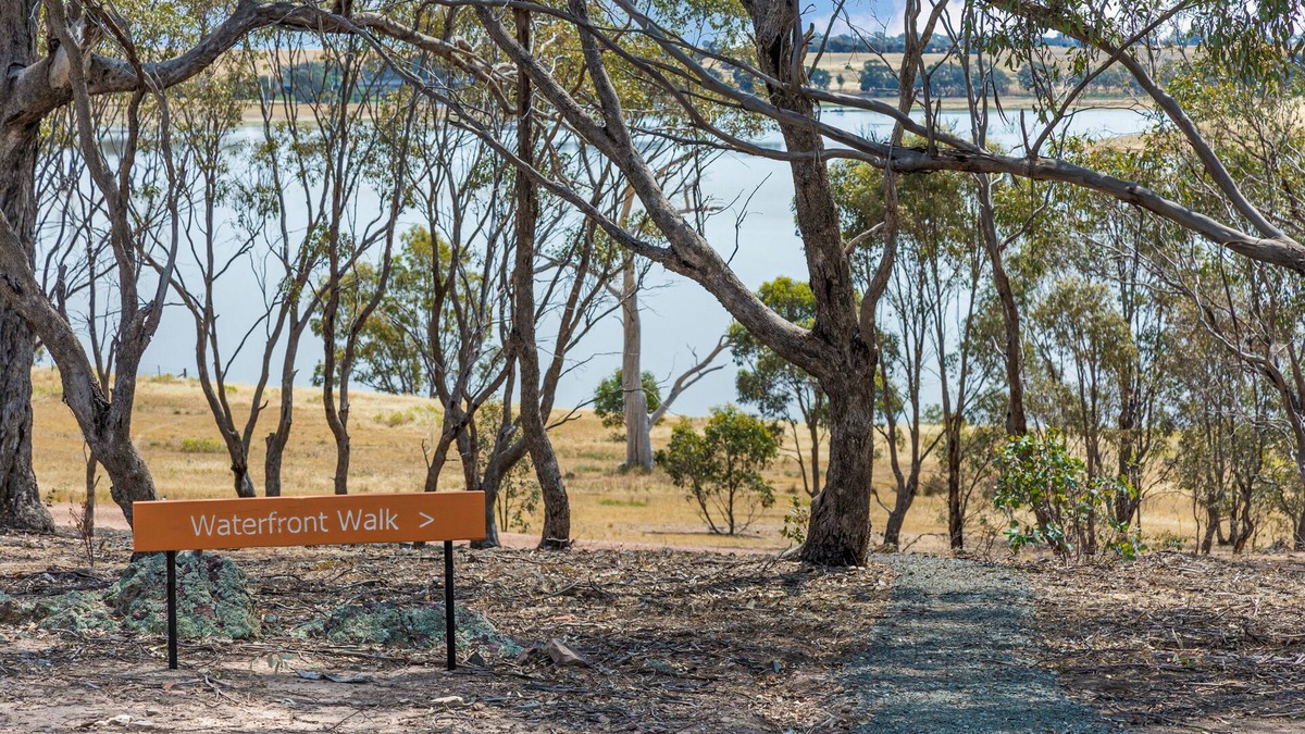 Welshmans Reef House | Jack's Point - Whole House with Waterfront Views