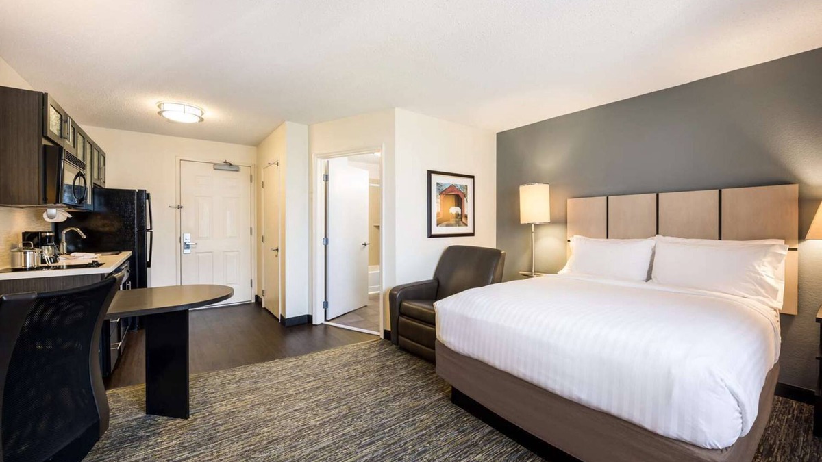 Baymeadows Hotel | Jacksonville Hideaway: Comfortable Suite near The Cummer Museum! W/Kitchen!
