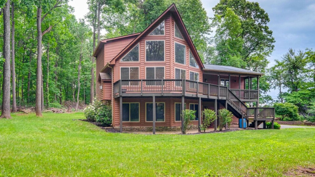 Linden House | Jacuzzi Gym Deck + Near VA Wineries