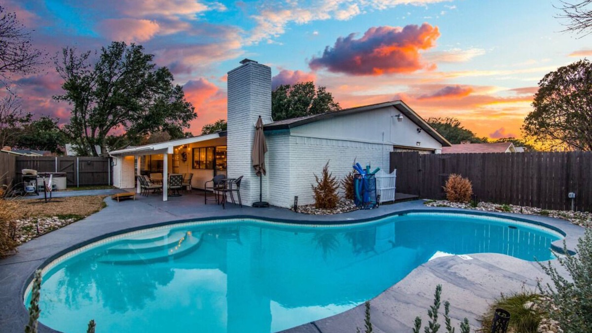 The Colony House | Jacuzzi & Pool House w/Game Room + Fire table near Grandscape