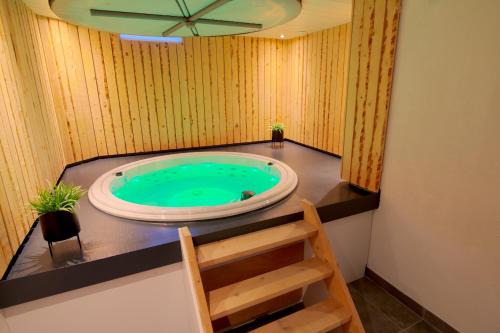 Tzummarum Villa | Jacuzzi & Sauna Villa