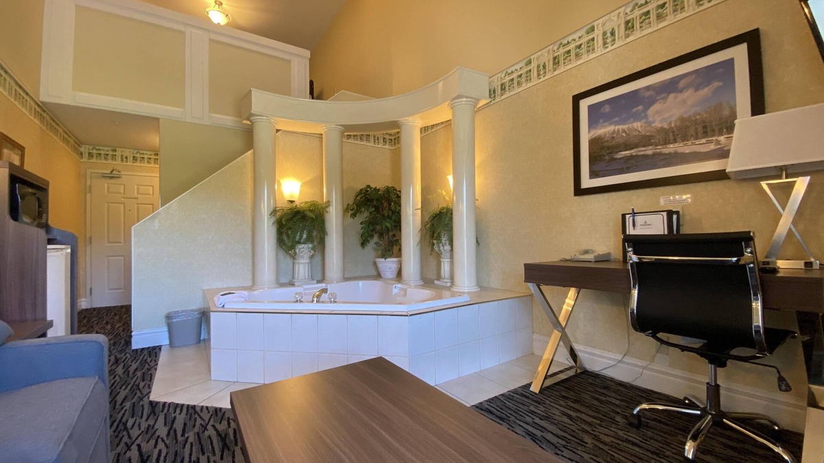 East Kootenay Resort | Jacuzzi Suite -1 King Bed