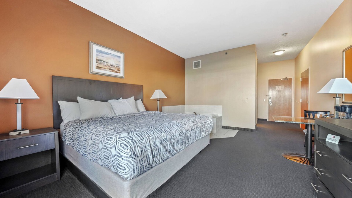 Put-in-Bay Hotel | Jacuzzi Tub & King Bed Bayshore Resort