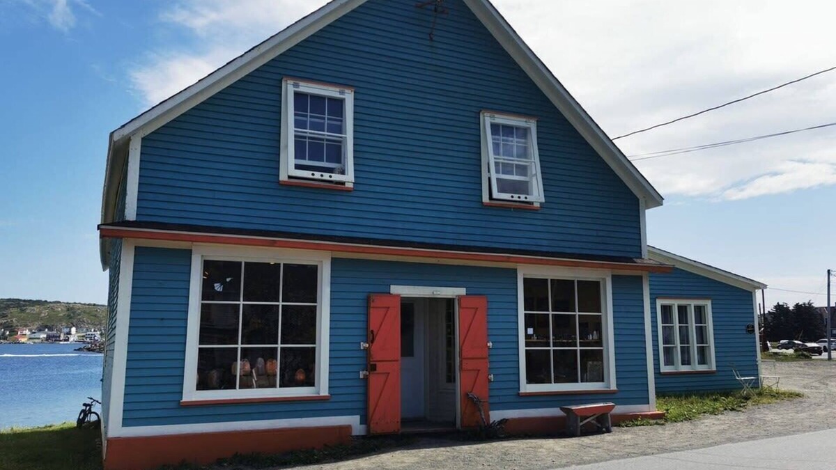Twillingate Apartment | Jagged Rocks Summary: