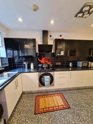 Staple Hill Apartment | jAH LODGE BRSITOL BIG HOUSE STAY FREE PARKING 20 PERCENT OFF WEEKLY MONTHLY STAY BUSINESS CONTRACTOR STUDENTS RELOCATIONS 5BED