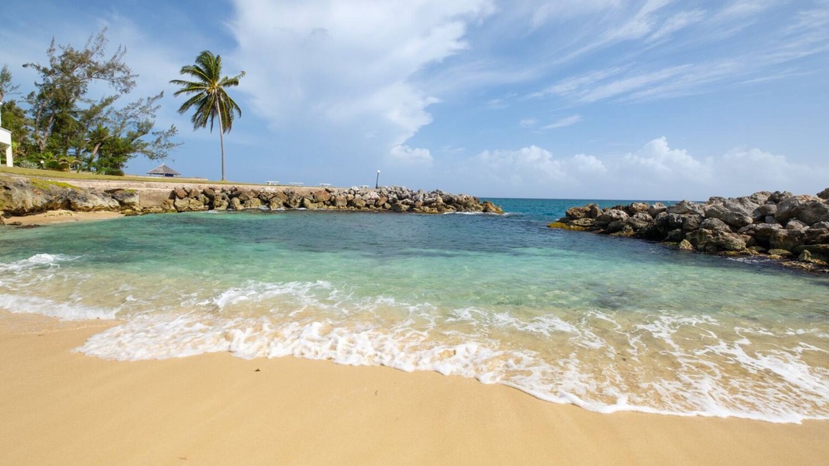 Epworth Condo | Jamaica Time - Driftwood - SeaPalms - 3BR/3BA Condo Ocho Rios - Beach Front/Pool