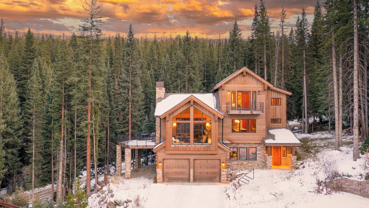 Winter Park House | Jane's Ski Chalet | Luxury Mountain Mansion | Sleeps 17 | Modern Decor | Private Hot Tub