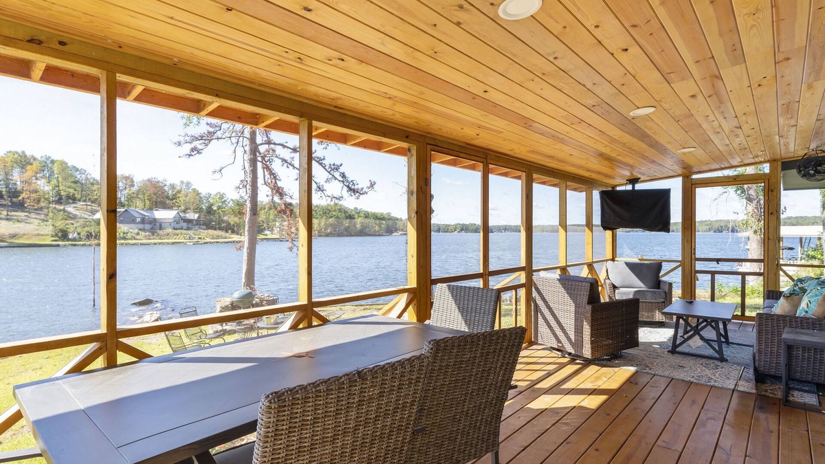 Eclectic House | Janmother's Cabin, easy walk to The Social on Lake Martin, Castaway Island