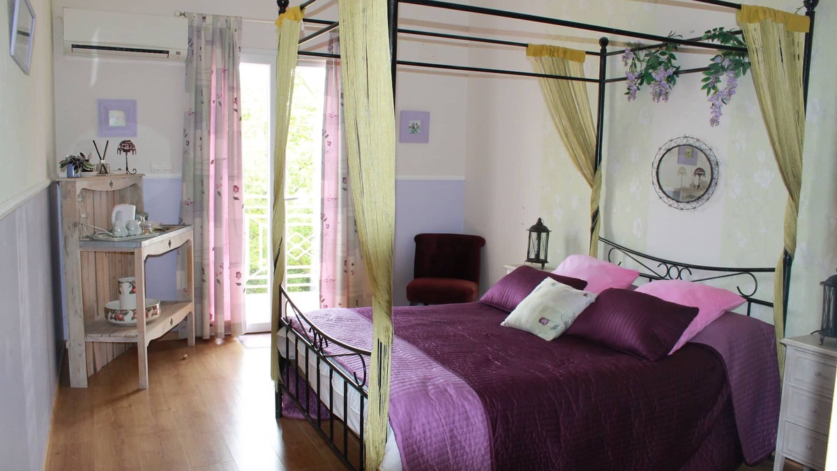 Latrape Bed & Breakfast | Jardin d'Hiver guest rooms with outdoor pool and jacuzzi