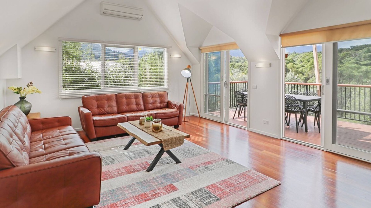 Merrijig House | Jarrah House - Sleeps 10 - Merrijig
