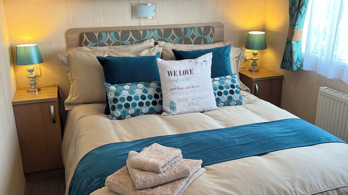 Hamworthy House | Jasmine 2-bedroom dog-friendly caravan + sea view on Rockley Park, Poole Harbour