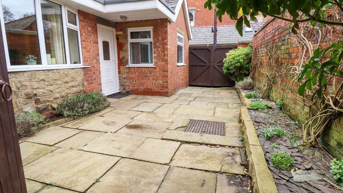 Lytham St. Anne's Cottage | JASMINE COTTAGE, pet friendly, with a garden in Lytham St. Annes