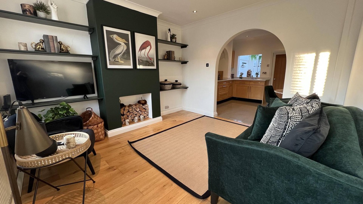 Chester Cottage | Jasmine Cottage. Stylish Cottage With Parking. Situated in the Heart of Chester!
