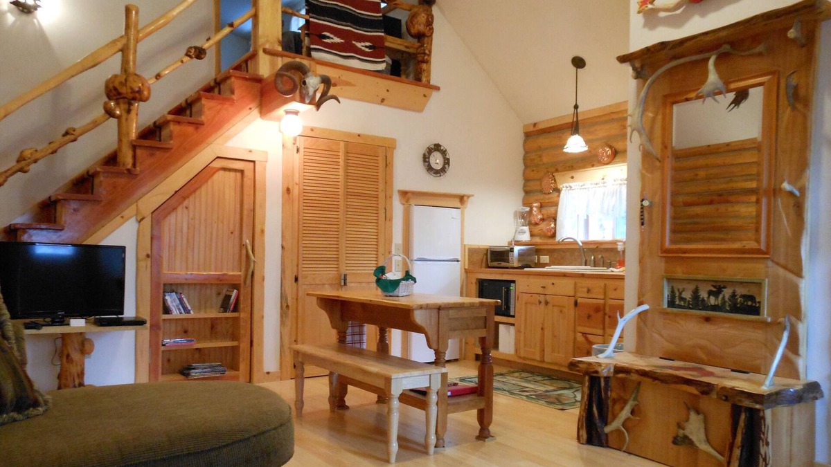 Soldotna House | JBs Alaska Getaway Custom Log Cabin sleeps 6