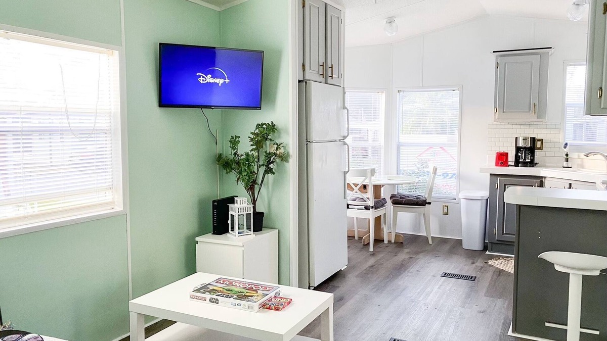 Kissimmee Cottage | Jedi cottage 4 miles from Disney! Mins from universal!