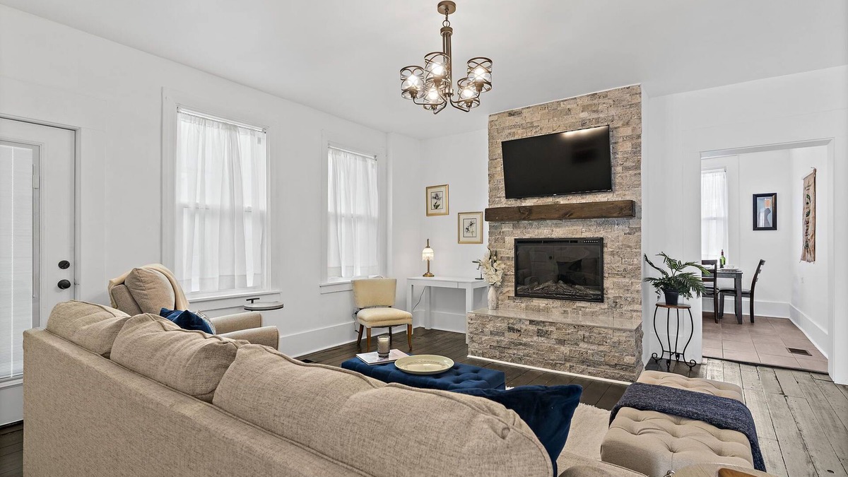 Madison House | Jefferson Off Main: *4 Beds*King Beds*Walk to Main* 3 Full Bath