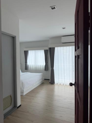 Patong Hotel | Jellyfish Residence