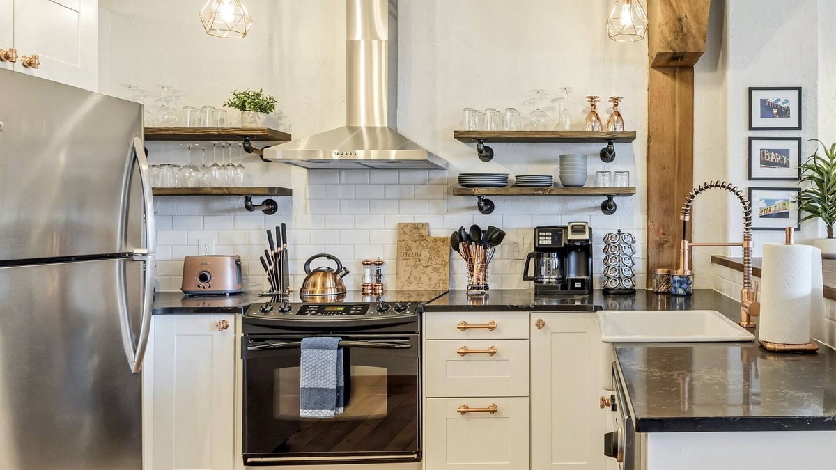 Rio Grande Condo | Jetted Tub - Industrial Condo in Downtown SLC!