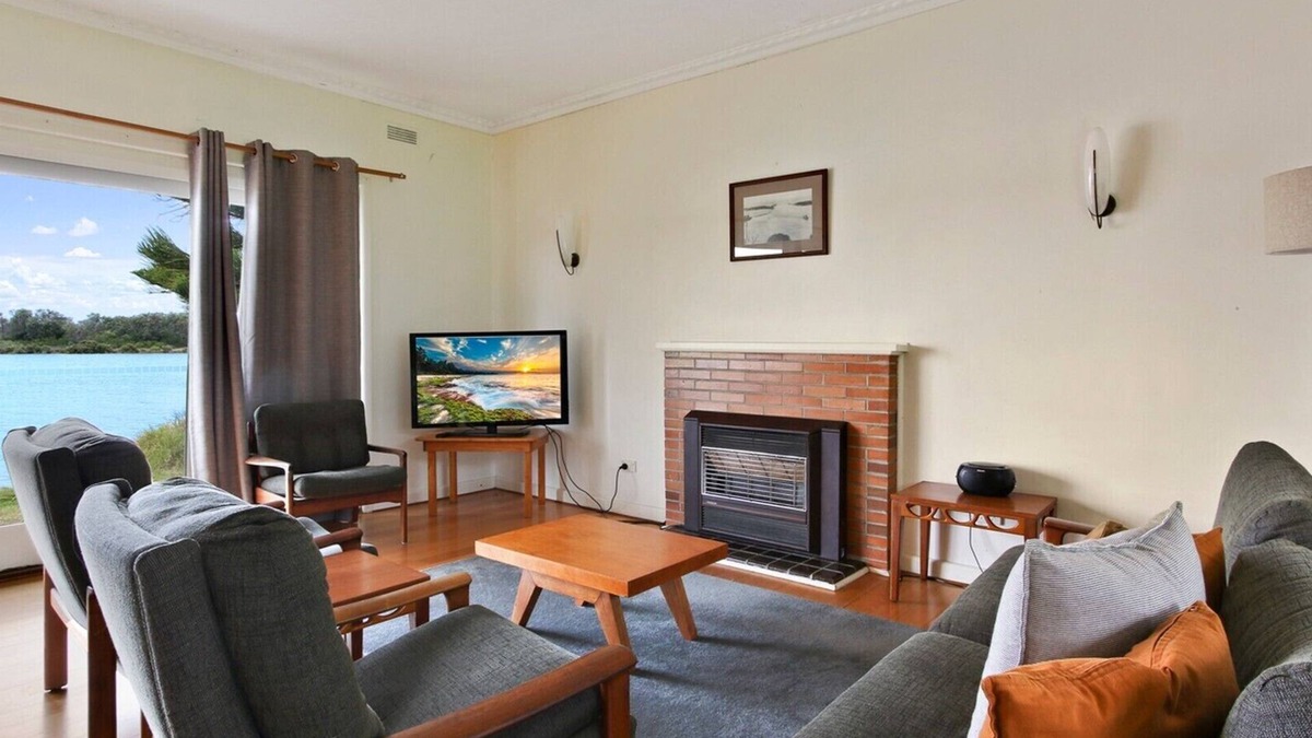 Lakes Entrance Hotel | Jetty Road on the Beach - Lakes Entrance