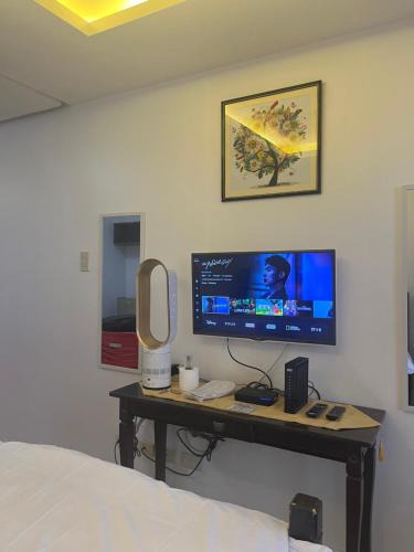 Ermita Night District Apartment | JFS Home at Birch Tower