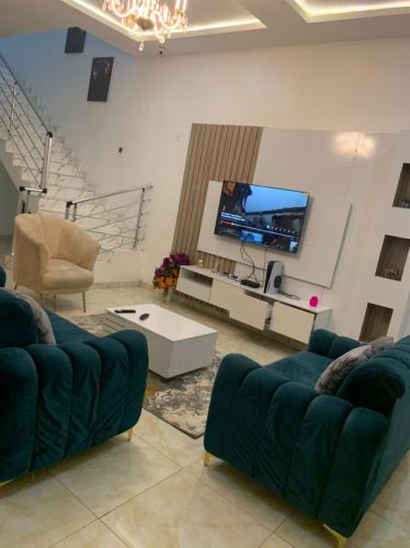 Ofin House | Jilles apartments -4bedroomduplex24hrlight&security