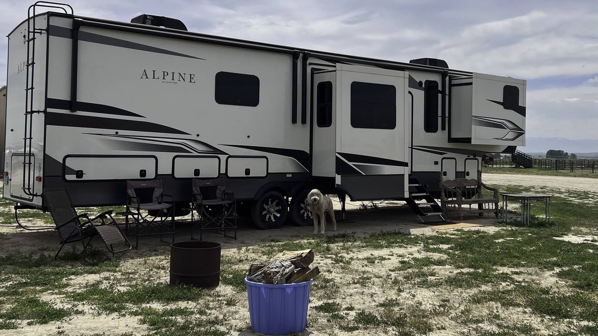 Riverton House | JMA Alpine Inn