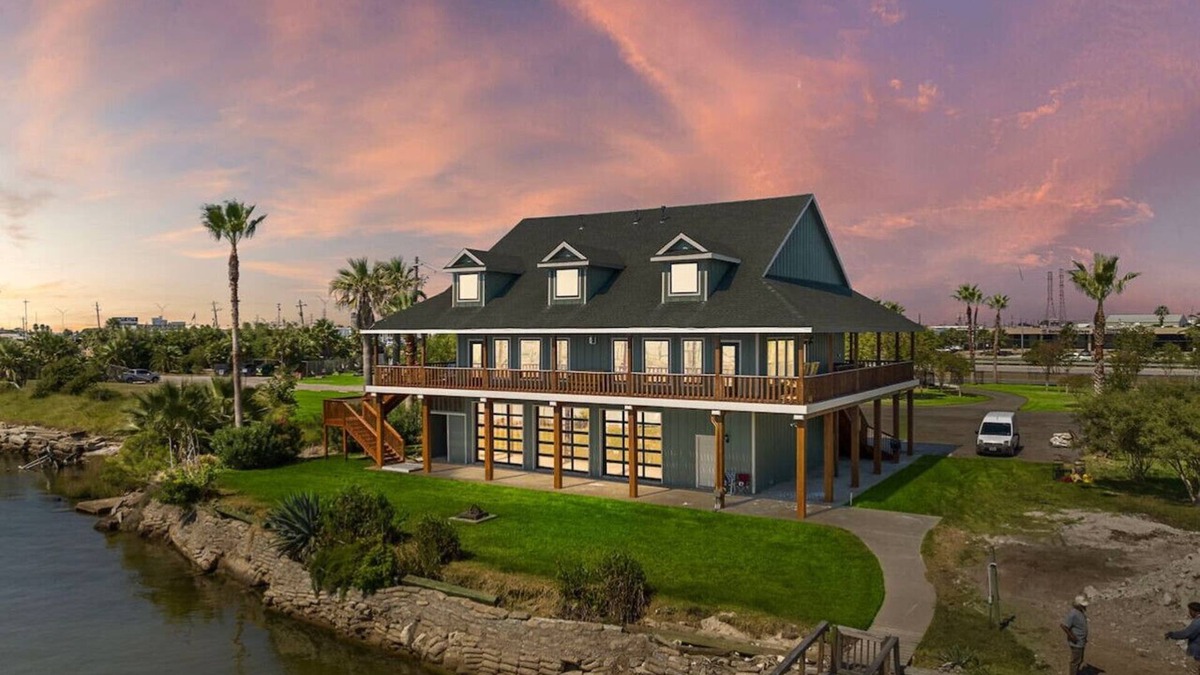 Galveston House | Johnny Walker`s Lodge