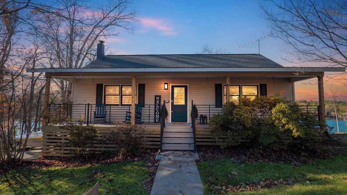 Oconee County House | Johnsons Cove - Lakefront retreat with EV Charger. Family and pet friendly