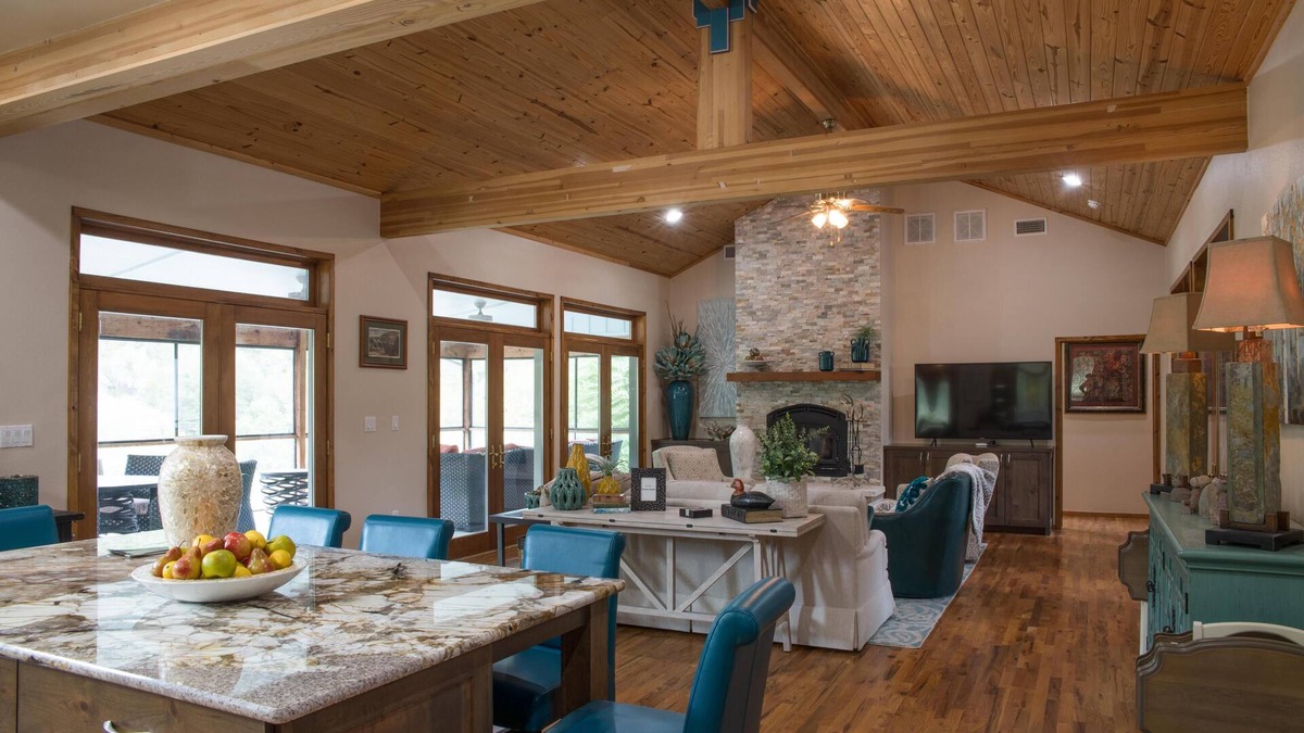 Hunt House | JOIN US IN HUNT- MAKE THIS YOUR RETREAT on the River!
