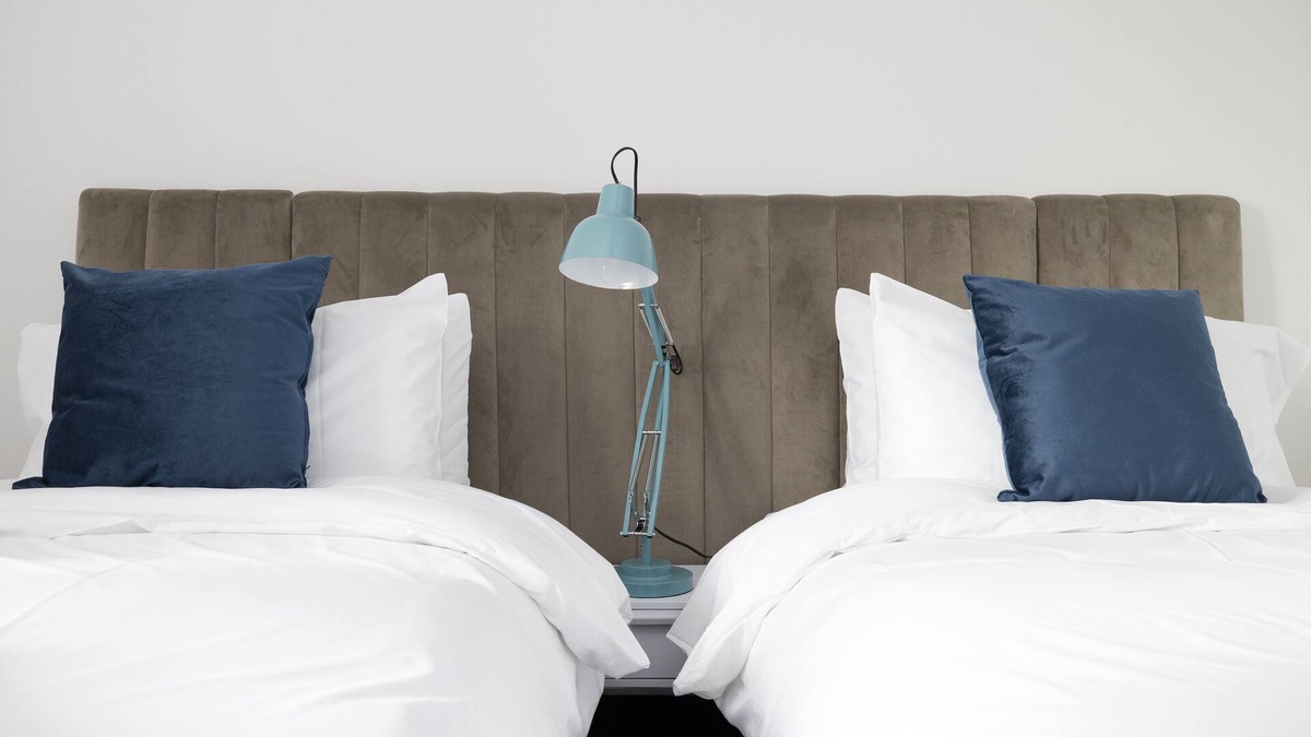 Govan Apartment | JOIVY Bright 3-Bed Flat Overlooking The Clyde