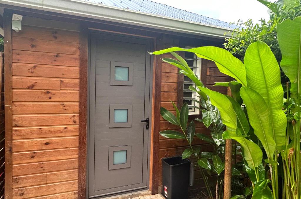 Les Abymes Apartment | Joli bungalow fleuri