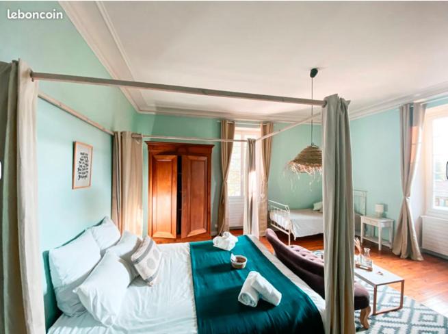 Le Bernard Bed & Breakfast | Jolly Château - private room "Damien"