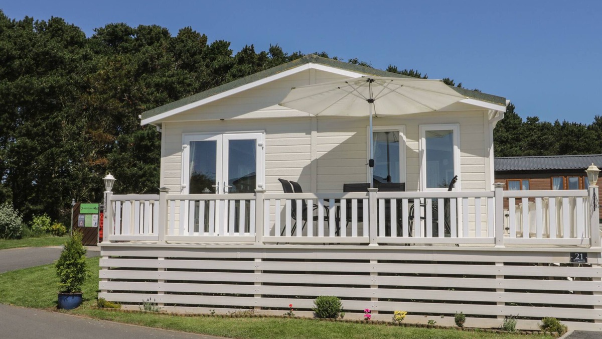 Cayton Bay Cottage | Jonstone Pines