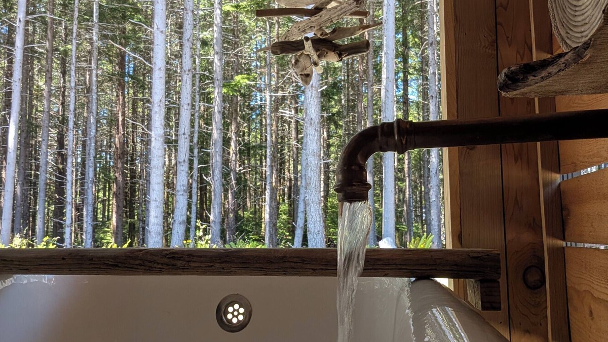 Juan de Fuca Electoral Area Cabin | Jordan River~Pipers Nest~w/ Outdoor Clawfoot Bath Tub and Fire Pit